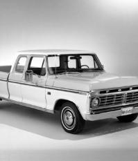 Автомобиль Ford F-150 1974 года с увеличенной двухрядной кабиной