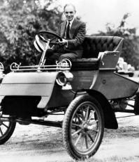 Первый серийный автомобиль Ford — модель А, дебютировавшая летом 1903 года