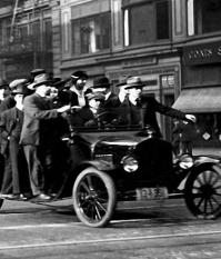 Форд первым установил на своих предприятиях минимальный уровень заработной платы и 8-часовой рабочий день