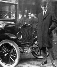 Генри Форд возле автомобиля Ford модели T