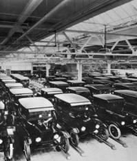 Новые автомобили модели Ford Ts в ожидании покупателей