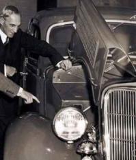 Генри Форд и Эдсель Форд обсуждают устройство автомобиля