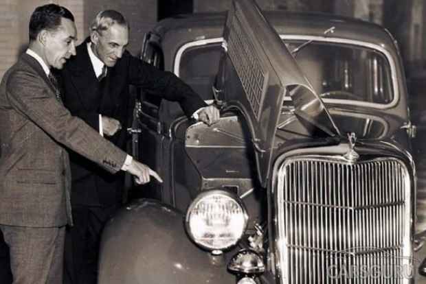 Генри Форд и Эдсель Форд обсуждают устройство автомобиля
