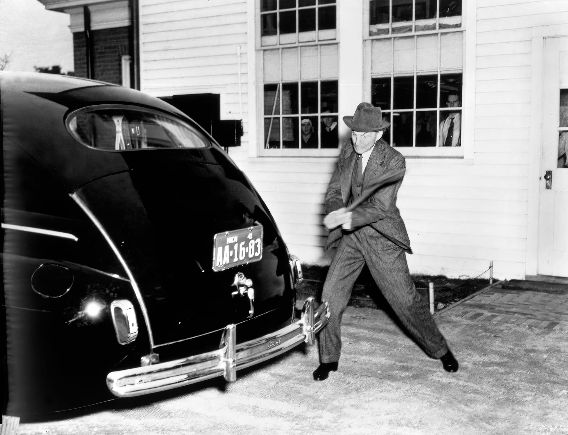 Перед официальной демонстрацией Генри Форд проверил прочность ударом кувалды