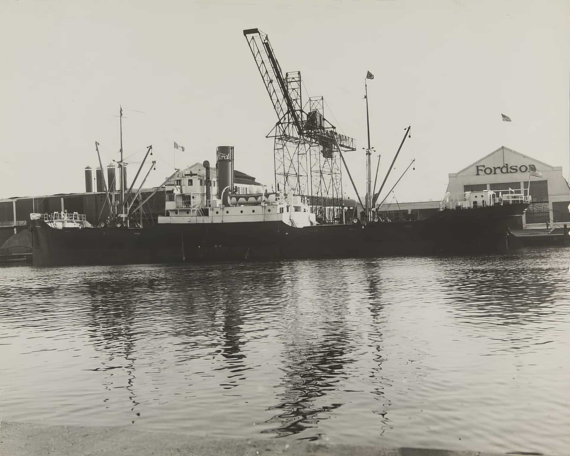 Пароход Lake Gorin у причала завода Fordson в Корке, Ирландия, Ноябрь 1928 год